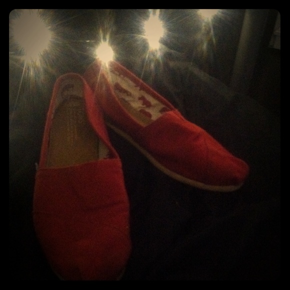 //Red Canvas Toms//