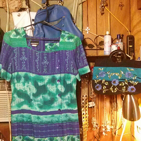Beautiful John Roberts dress.