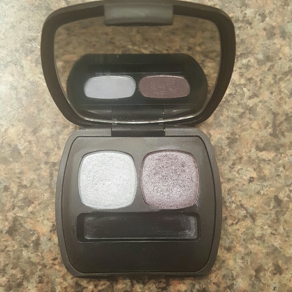 BareMinerals duo in THE SHOWSTOPPER