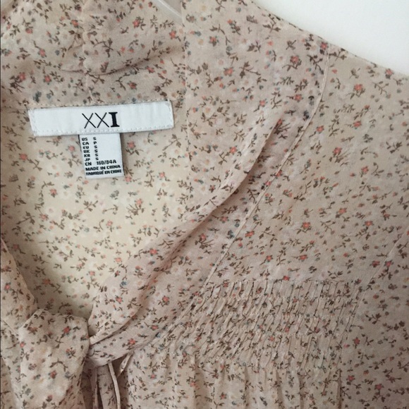 Floral print long sleeve blouse.