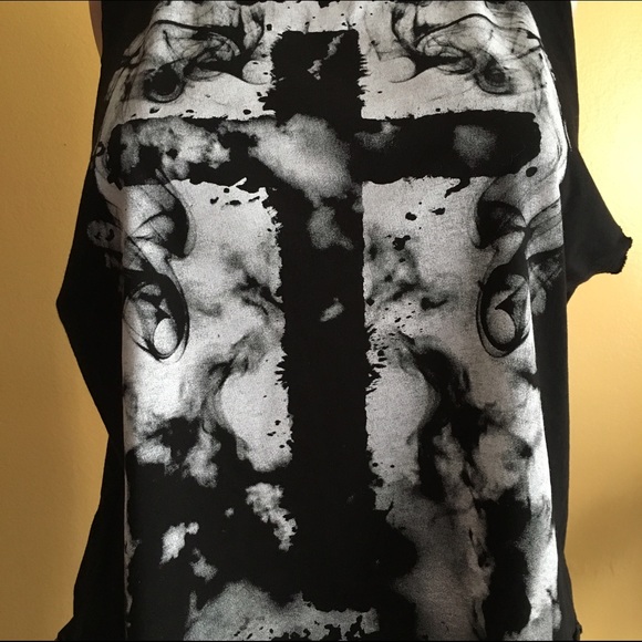 New Smokey Cross Tee - Picture 3 of 4