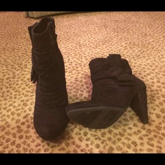 Mossimo black faux suede ankle boots