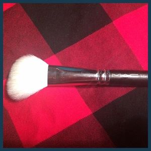 🔥🔥 M•A•C large angled contour brush #168