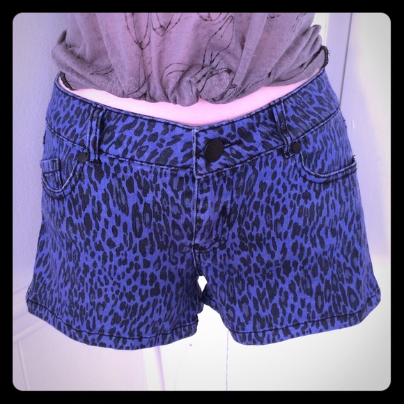 Fun Tinseltown denim shorts w/ blue leopard print
