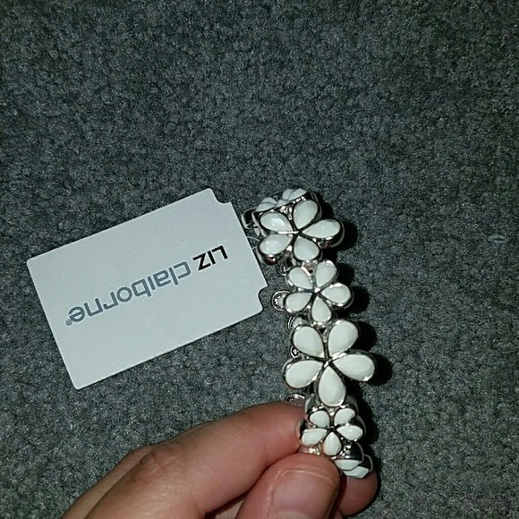 Nwt!! White flowers statement bracelet