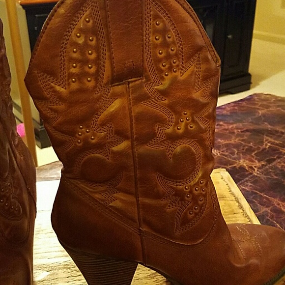 Boots - Picture 3 of 4