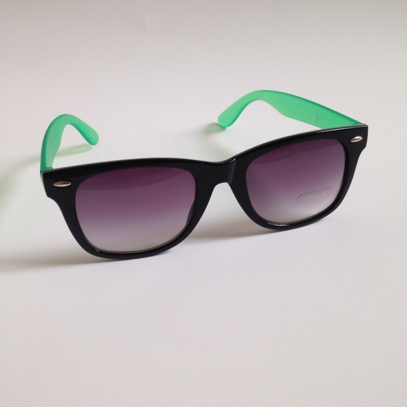 ❌SOLD IN BUNDLE❌Black and green sunglasses
