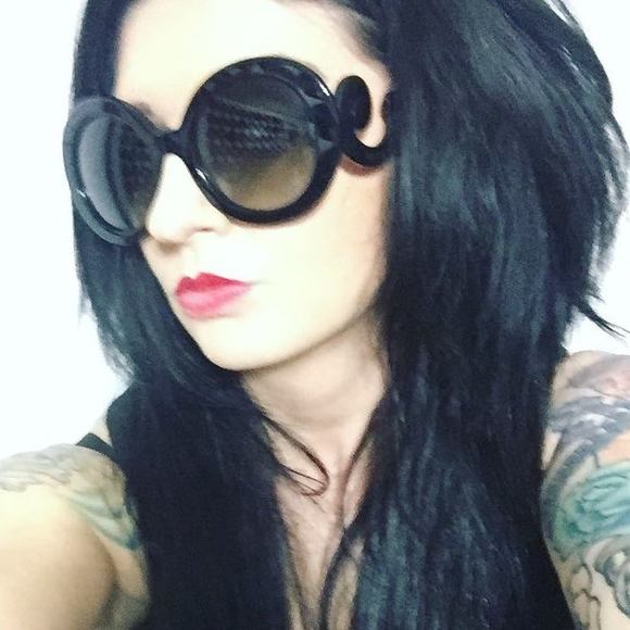 Meet your Posher, Rayna Small - Picture 2 of 4