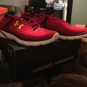 Under armour speedform fortis in red!