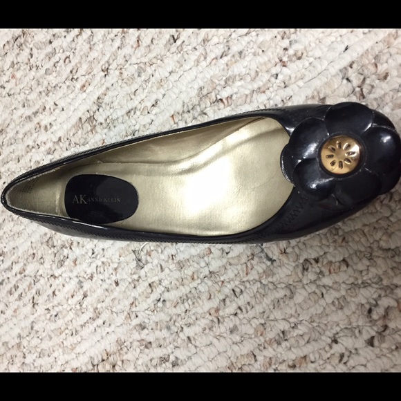 Anne Klein black and gold accent flats