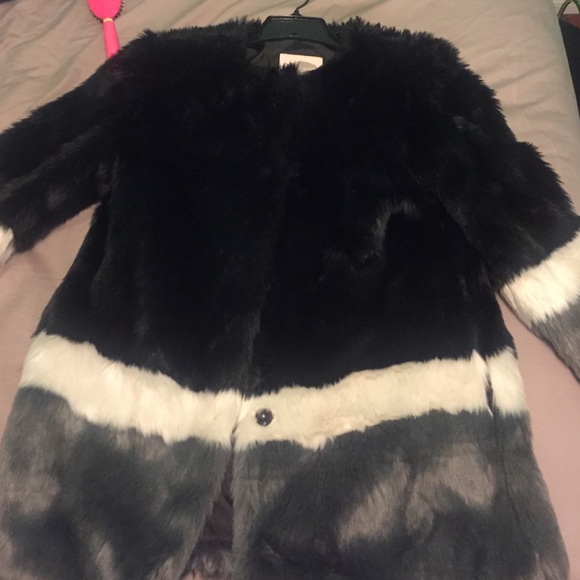 FO FUR COAT PIC IS OF SIZE SMALL