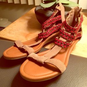 Minnetonka Sandals Taupe Beaded Orange/Red sz 7