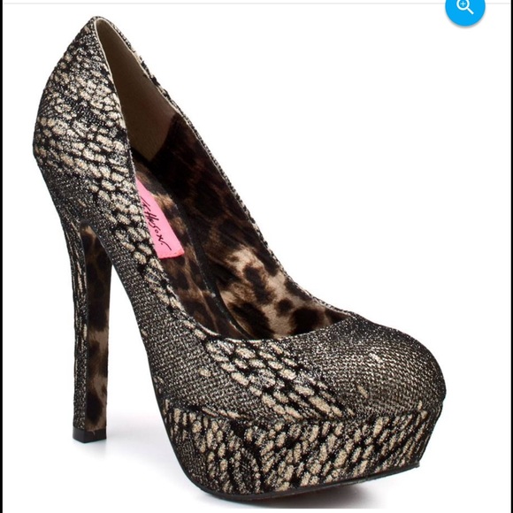 Betsy Johnson platform pump