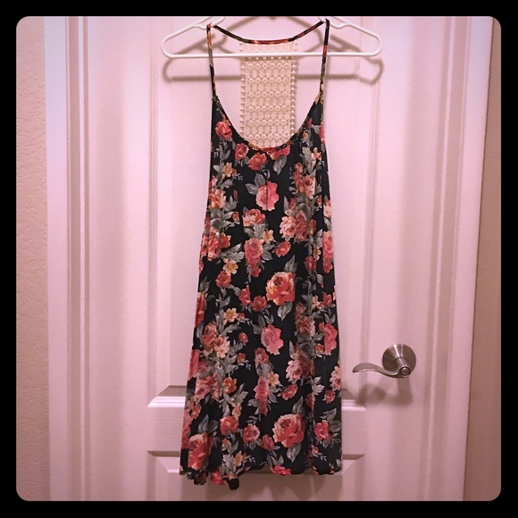 NWT Scoopneck Floral Summer Dress with Laced Back