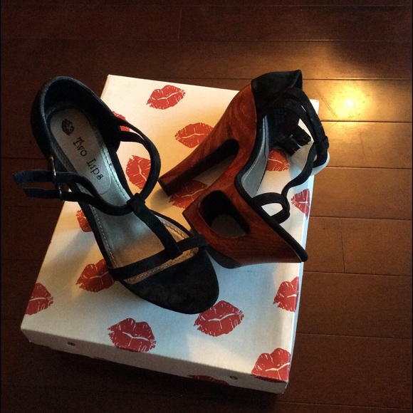 Two Lips Black Sandals