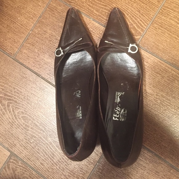 Very chic, elegant FERRAGAMO heels (large 7.5)