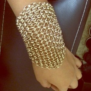 Definitely catches the eyes attention when worn!💄