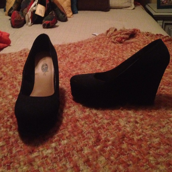 Black closed toe wedge