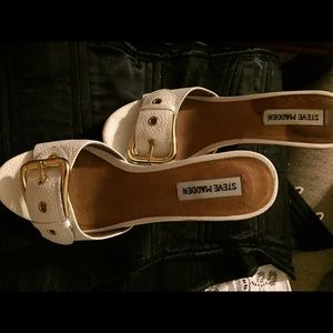 Steve Madden white buckle crunk sandals
