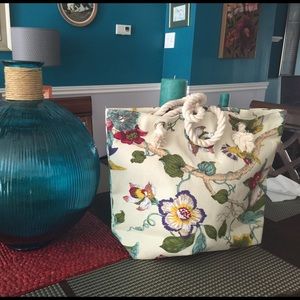 Beautiful floral tote!!!🌸🌺🌻💐🌷🌹