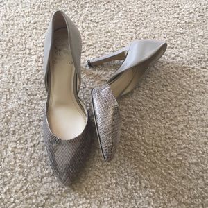 🎉SALE🎉Vince Camuto pumps like new size 7/37 gray
