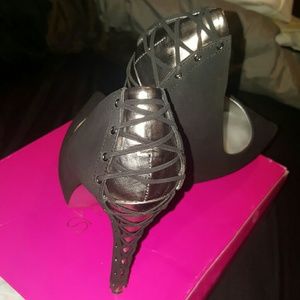 Gorgeous black pump with criss-cross heel detail!