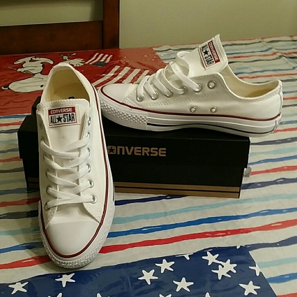 Converse low cut womans sneakers.