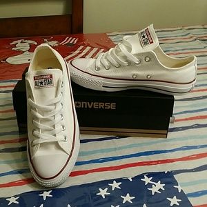 Converse low cut womans sneakers.