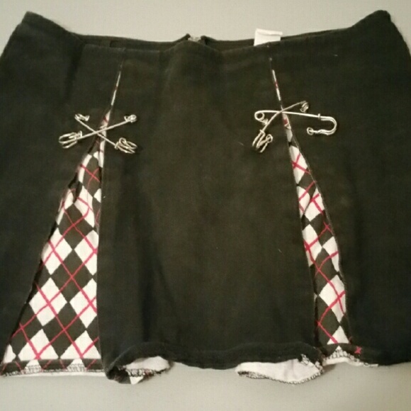 Plaid pleated safety pin black Harley Quinn style