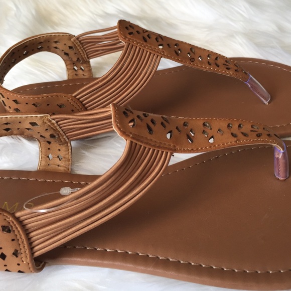 •Cutout Sandals• - Picture 2 of 4