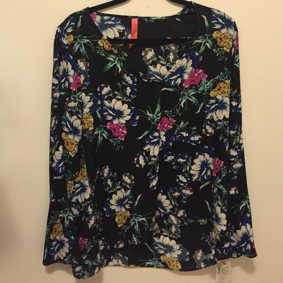 🔵Floral blouse with bell sleeves