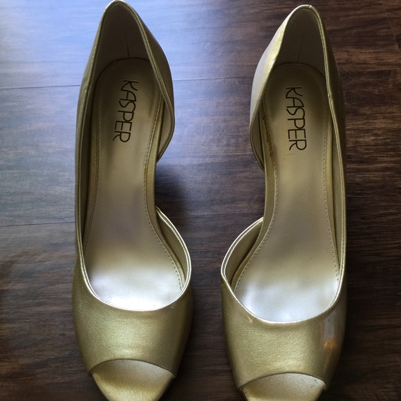 SOLD.  Gold high heels - Picture 1 of 4