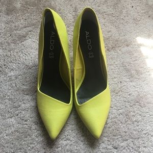 Great pair of Aldo genuine leather pumps/heels.