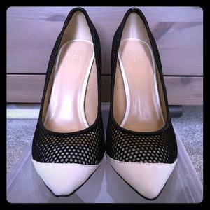 6.5 black mesh with white accent 4inch heel shoes