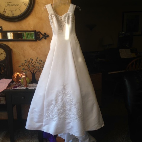 Wedding dress - Picture 1 of 4