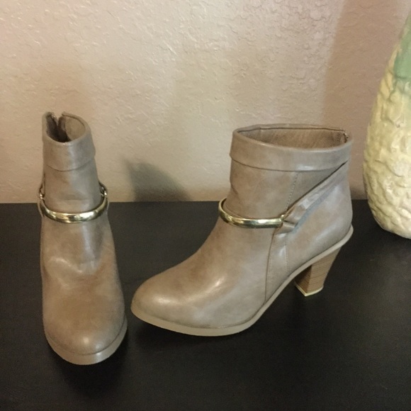 Women's size 11 Never Worn ShoeDazzle booties