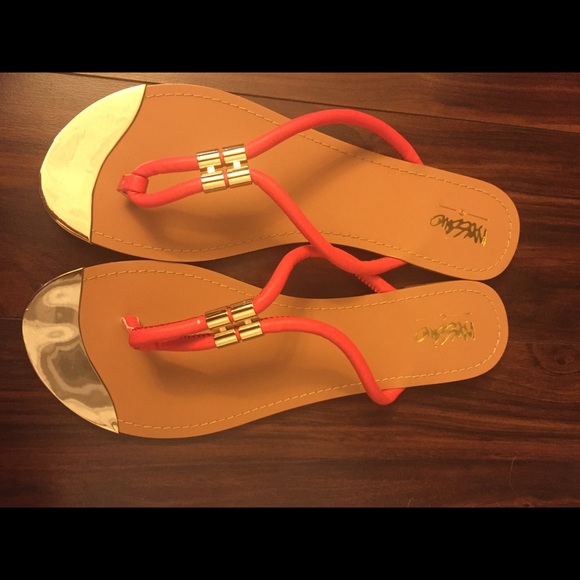 NWOT-Coral/Gold Sandals