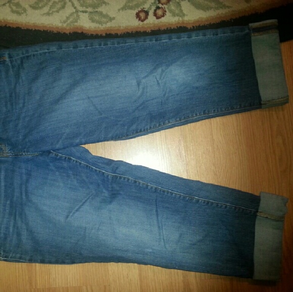 Gap Size 16 medium wash stretchy jean capris.