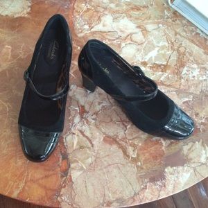 Part leather part suede small heels with strap!!!