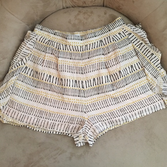 BCBG print shorts