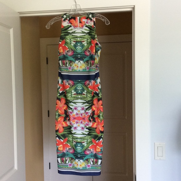 Tropical sleeveless dress.