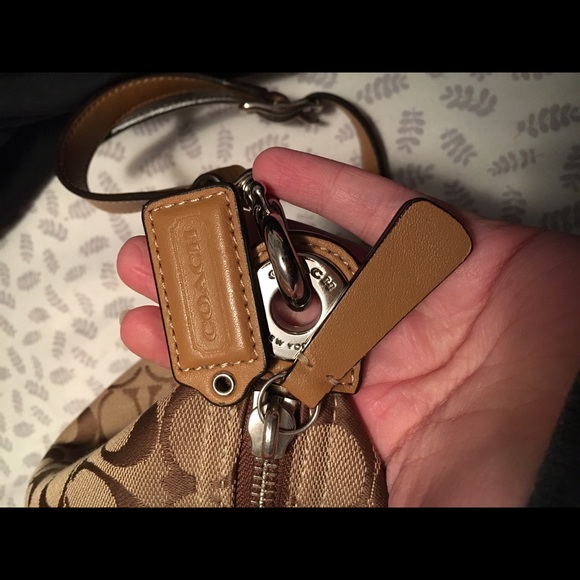 Authentic Coach Hadley Signature Zip Satchel - Picture 4 of 4