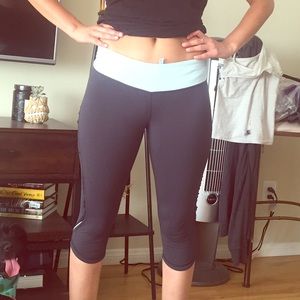 Lululemon run tempo crop.