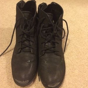 Combat boots that look "tough"