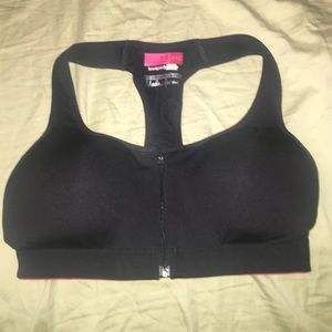 Under Armour: "Protegée" Front Zip Sports Bra