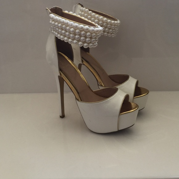 Beautiful white and gold with pearl detail