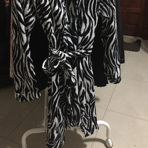 Robe - Picture 2 of 3