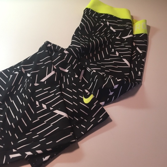 Never been worn Nike pro leggings