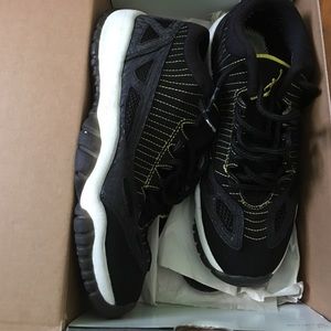 Jordan 11 retro black & yellow -- kids 4.5
