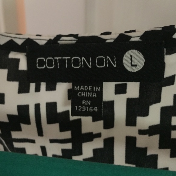 Adorable dress with pockets size large - Picture 2 of 3